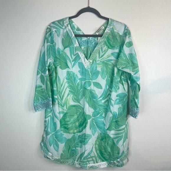 Christian Siriano Tops - Christian Siriano V-neck tropical print with metallic embroidered accents